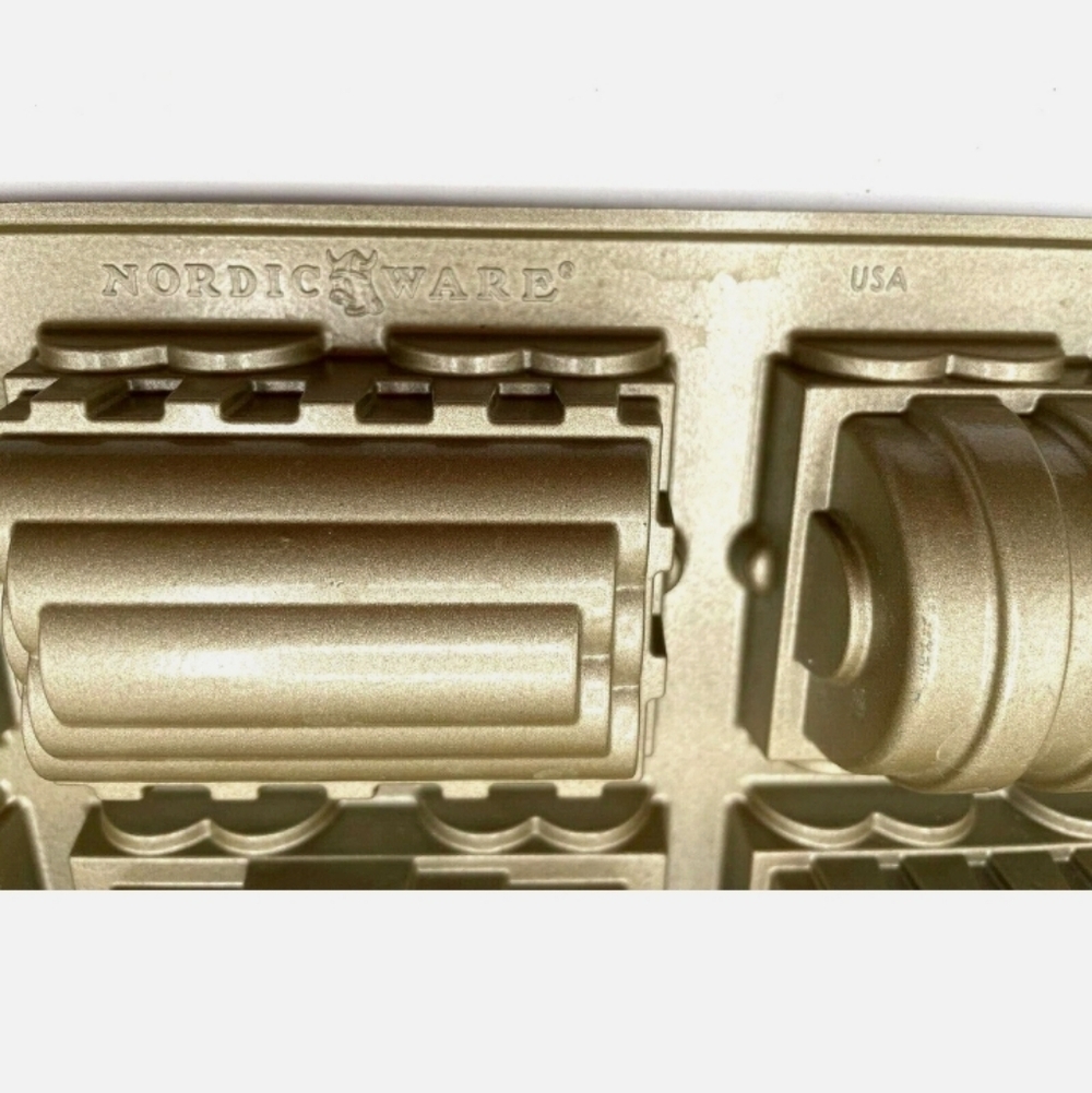 Nordic Ware Train Car Metal Cake Pan - Picture 3 of 7